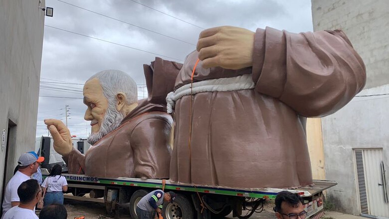 Estátua de Frei Damião já está sendo transportada para Palmeira dos Índios
