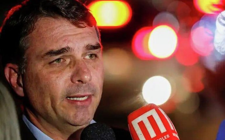 Flávio Bolsonaro se reúne com Fachin no STF e descarta conflito entre os Poderes