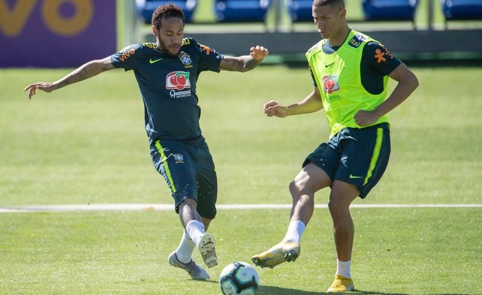 Neymar no centro de treinamentos da seleção brasileira na Granja Comary