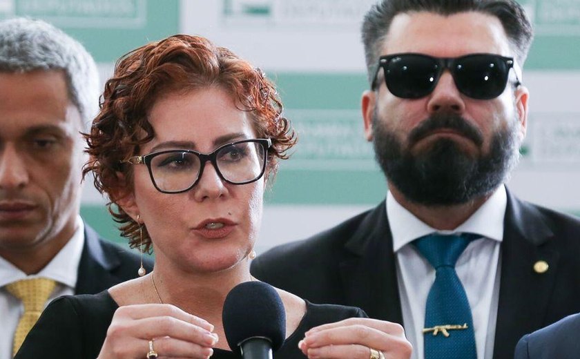 TRE de SP cassa mandato da deputada Carla Zambelli, que pode ficar inelegível por 8 anos