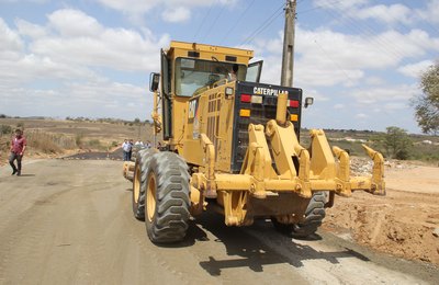 Teófilo faz visita técnica nas obras de pavimentação asfáltica da Avenida Mestre Nelson Rosa