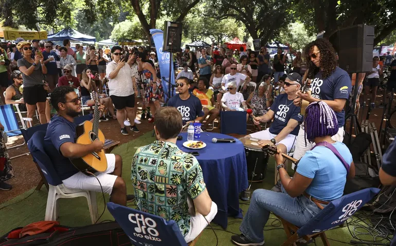 Brasília comemora 64 anos com roda de choro na rua