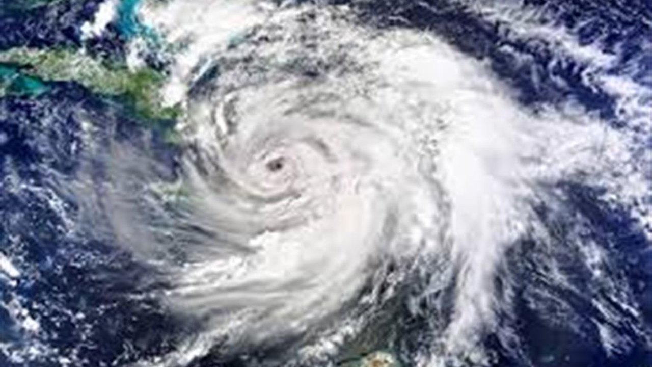 Tempestade Isaías avança pela costa leste dos EUA e atinge Nova York
