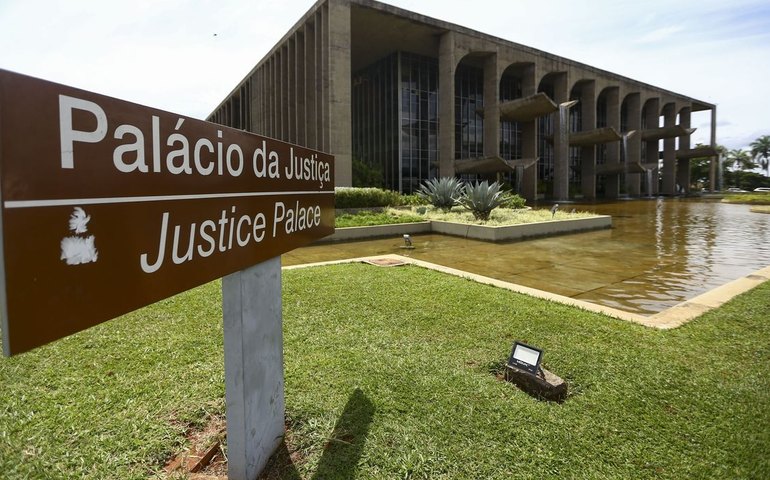 Derek Chauvin, condenado pelo assassinato de George Floyd, é esfaqueado em prisão nos EUA