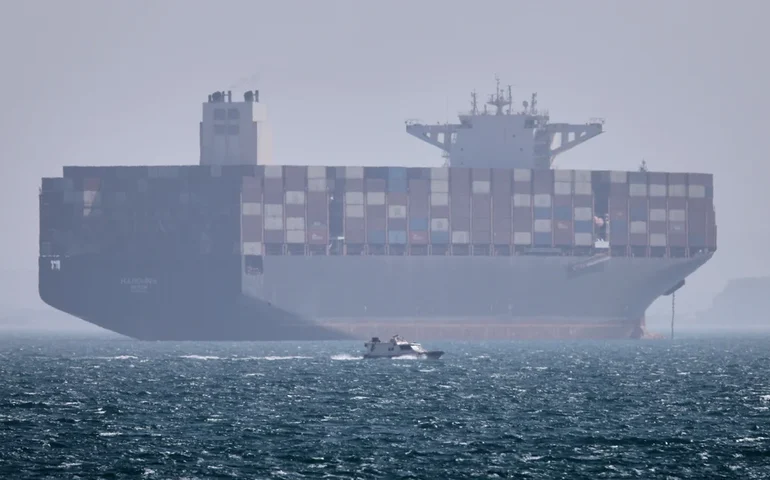 EUA negam que o Irã tenha atingido um navio militar durante a nova tentativa de reabrir o Estreito de Ormuz.