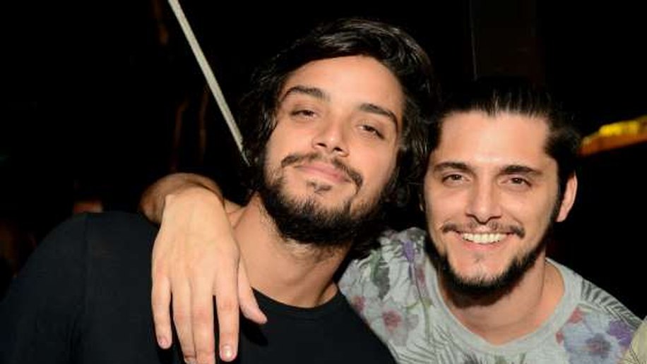 Bruno Gissoni curte festa após sua namorada, Yanna Lavigne, anunciar gravidez