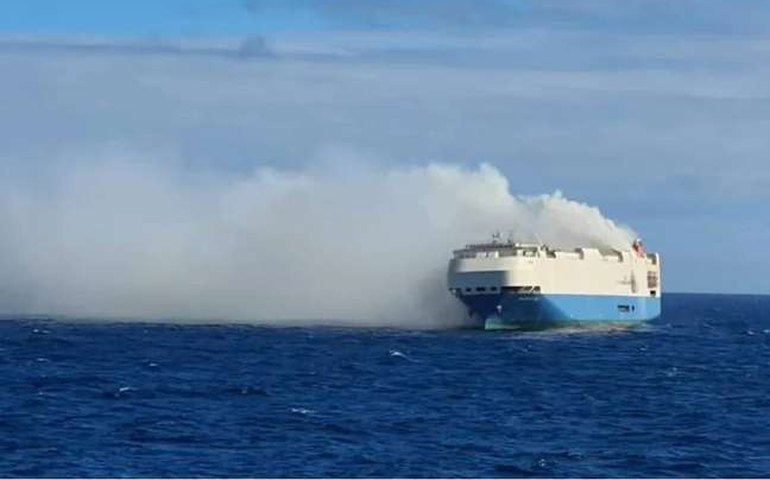 Cargueiro pega fogo no Atlântico com mais de 1.000 carros da Porsche a bordo