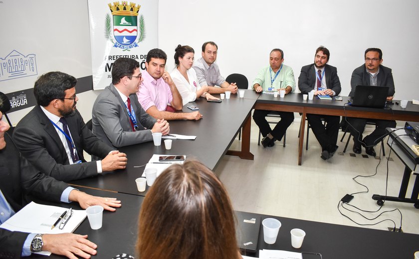 Prefeitura e Caixa discutem andamento de projetos em Maceió