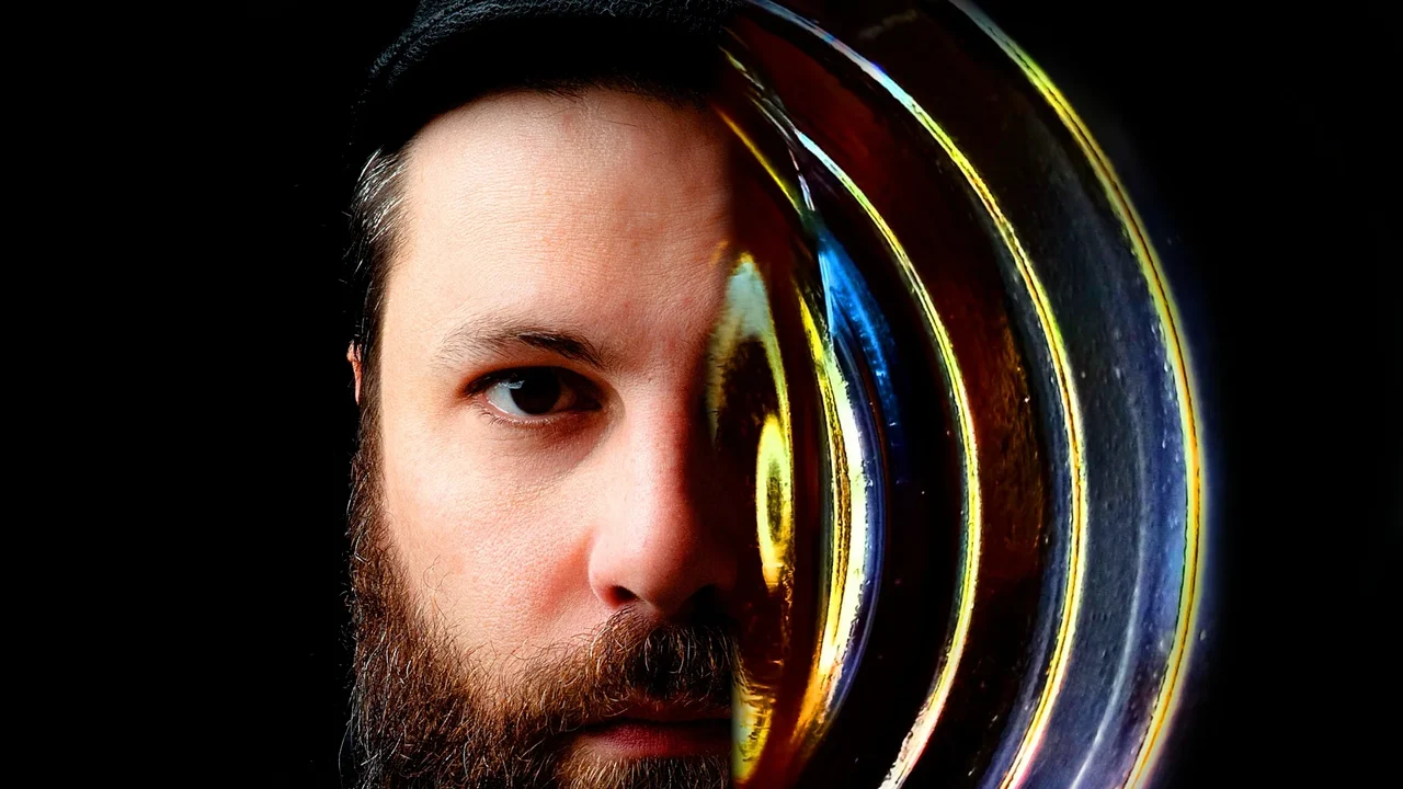 De instrumentista consolidado a cantor: Carlito Mazzoni lança 'Na Janela do Vazio', seu primeiro álbum autoral