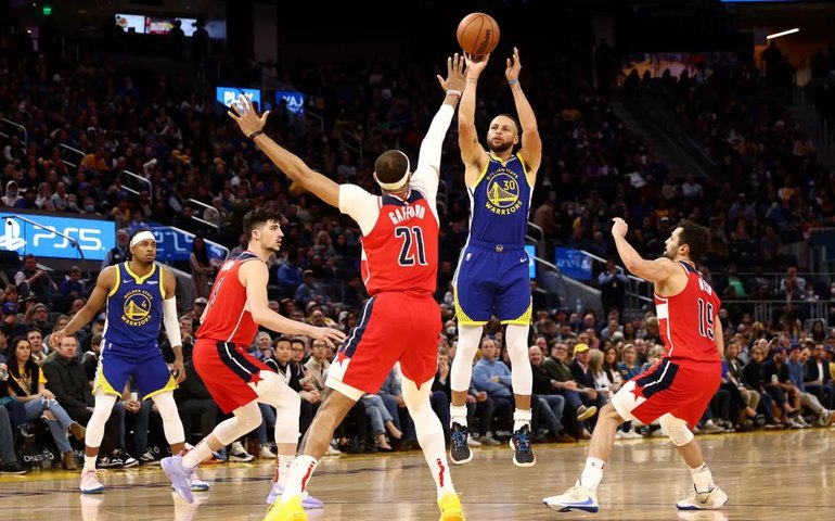Curry esquece números e celebra com Warriors: ‘Nunca fui tão feliz sem bola de 3’
