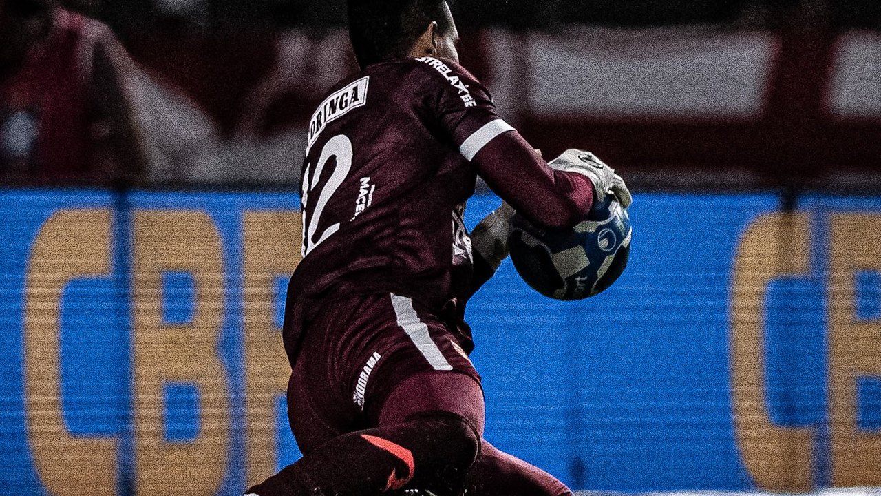 Goleiro pega pênalti e CRB vence Novorizontino no Rei Pelé