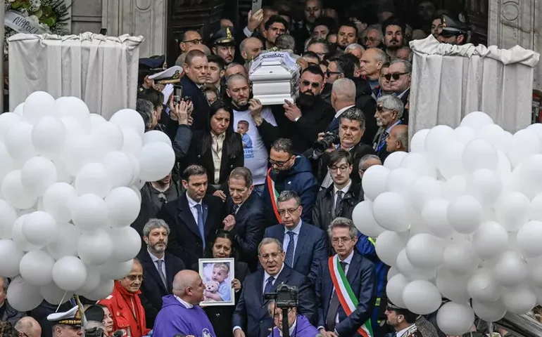 Funeral de criança que recebeu coração danificado causa comoção na Itália