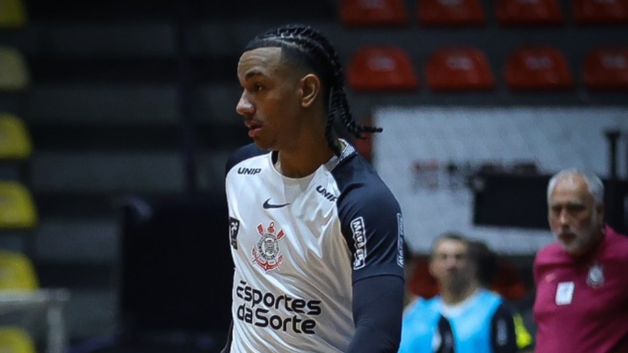 Corinthians testa promissor do futsal em transição para o campo