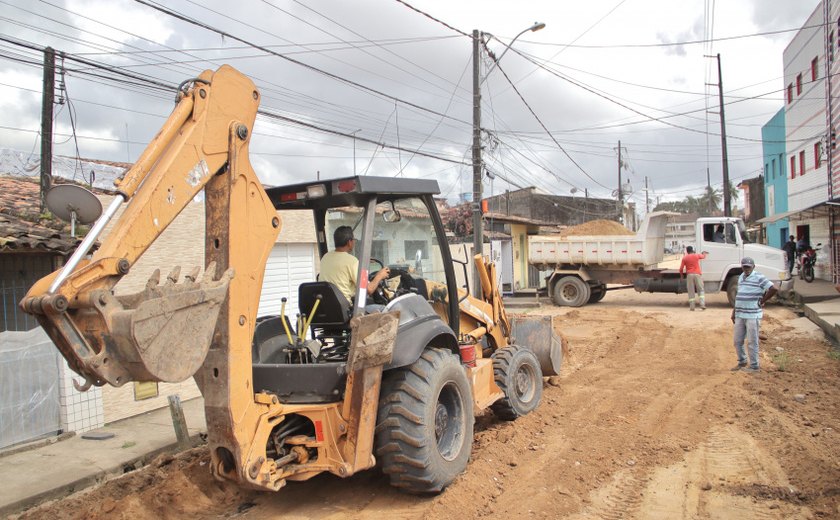Prefeitura de Maceió inicia aplicação de calçamento na Travessa dos Artistas