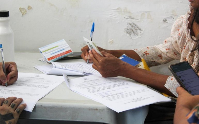 Professores convocados no PSS entregam documentação e são lotados na rede