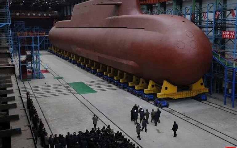 Kim Jong-un inspeciona construção de submarino nuclear estratégico na Coreia do Norte