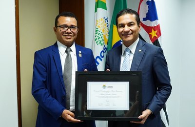 Vereador Pastor Oliveira entrega comenda Mário Guimarães ao vice-presidente da Câmara dos Deputados