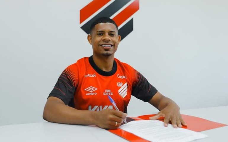 Athletico-PR anuncia contratação do lateral Gilberto, destaque da base do Palmeiras