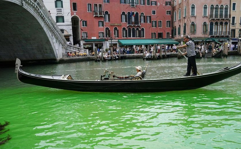 Grande canal de Veneza amanhece com mancha verde fluorescente