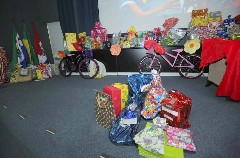 Natal Solidário da Esmal presenteia mais de 150 crianças no Jacintinho