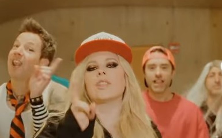 Ícones do Emo, Avril Lavigne e Simple Plan lançam Young & Dumb