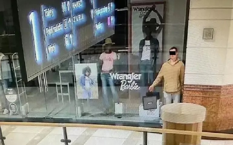 Homem é acusado de se passar por manequim em vitrine em Varsóvia para roubar loja de joias