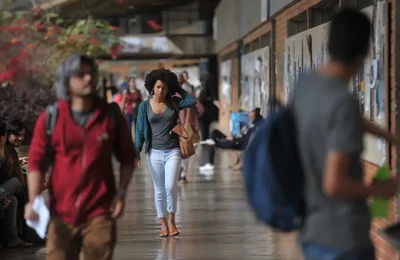 Mais de 54% dos graduandos já abandonaram curso para cuidar dos filhos