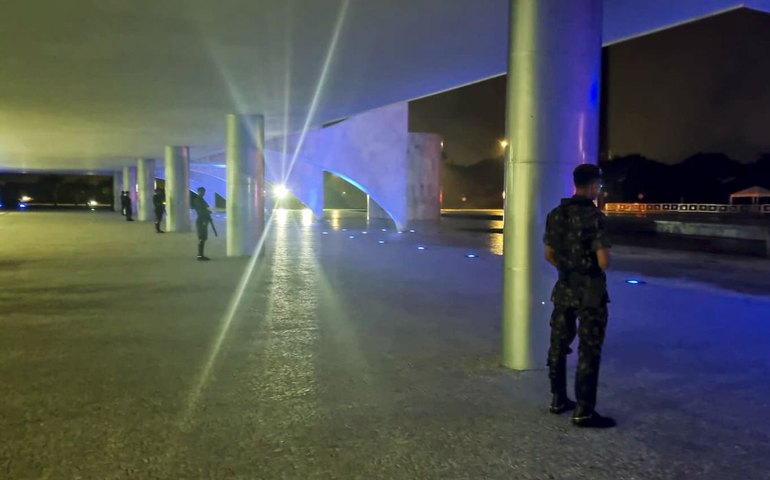 Planalto tem segurança reforçada; Bope faz varredura na praça