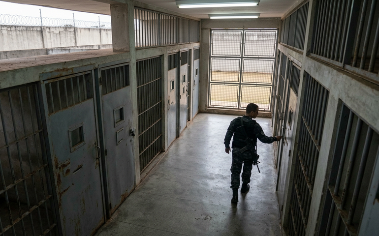 Isolamento e arma de Israel: a rotina na prisão que abriga Vorcaro, Marcola e o espião russo; veja o vídeo