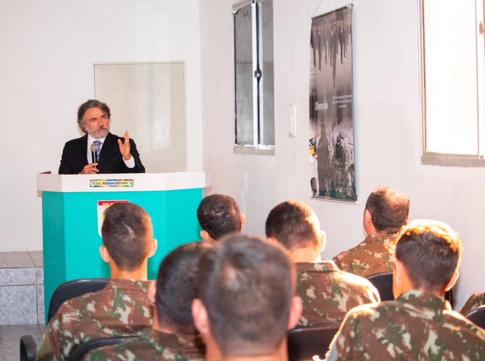 Desembargador Rosmar Antonni ministra palestra sobre crimes eleitorais para integrantes do Exército