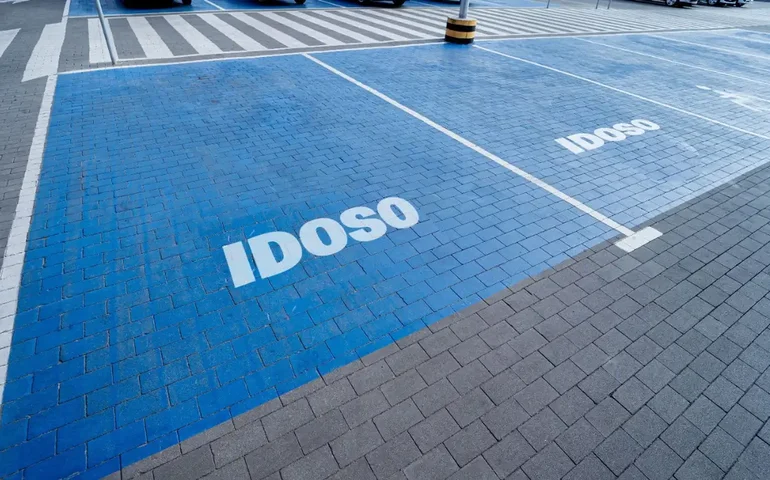 Credencial de estacionamento para idoso e PCD ganha versão digital