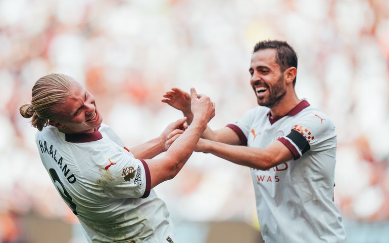 Manchester City vence e continua na liderança; United perde e Richarlison brilha pelo Tottenham