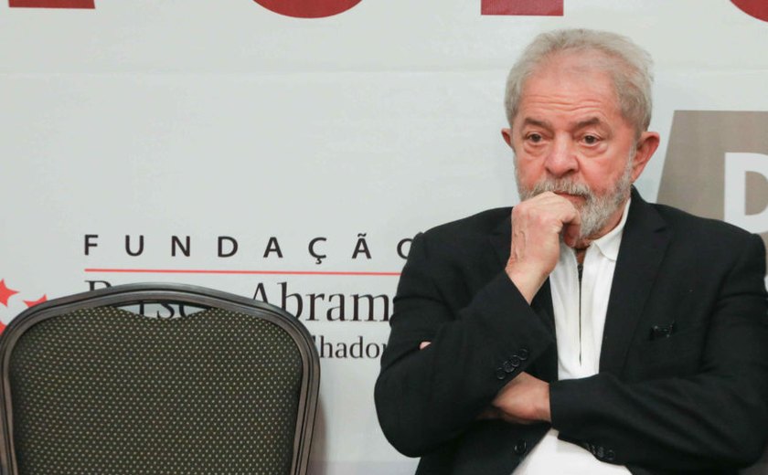 TRF-4 nega a defesa de Lula pedido para aviso com antecedência de julgamento
