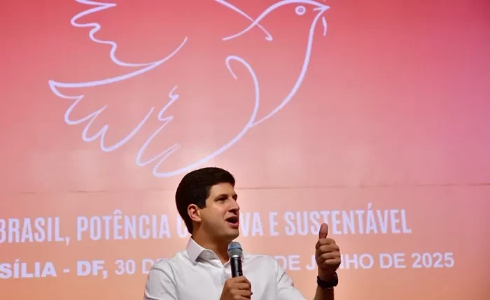 João discursa na abertura de congresso do PSB, em Brasília