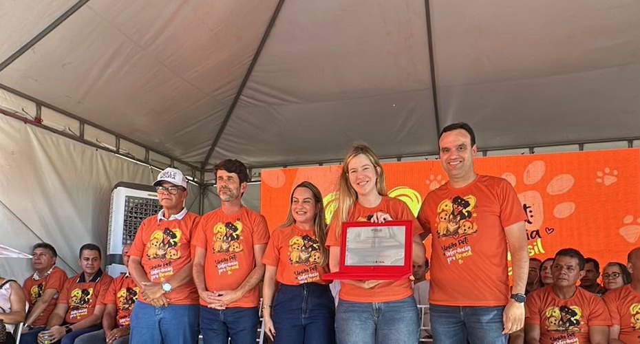 Cibele Moura recebe título de reconhecimento por apoio ao União Pet, em União do Palmares