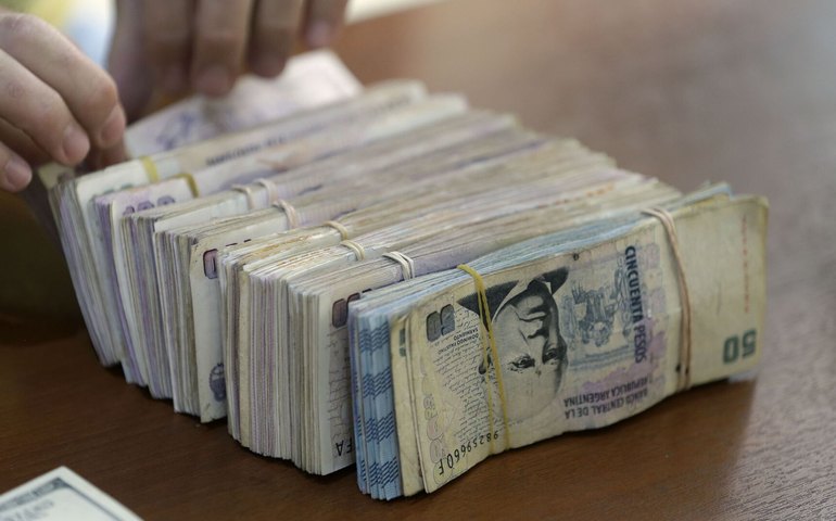 Economia argentina recua 2,6% em fevereiro, maior queda mensal desde 2023