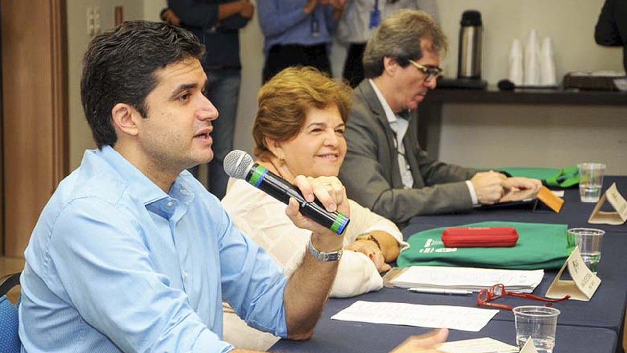 Maceió: Prefeito Rui Palmeira assina contrato para manutenção de escolas