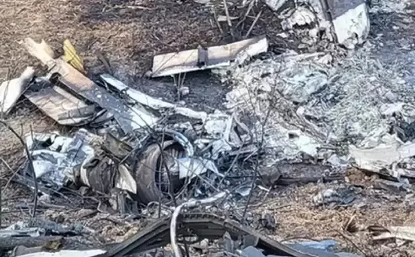 Jatinho tenta fazer pouso de emergência em aeroporto, mas cai e deixa cinco mortos, nos EUA