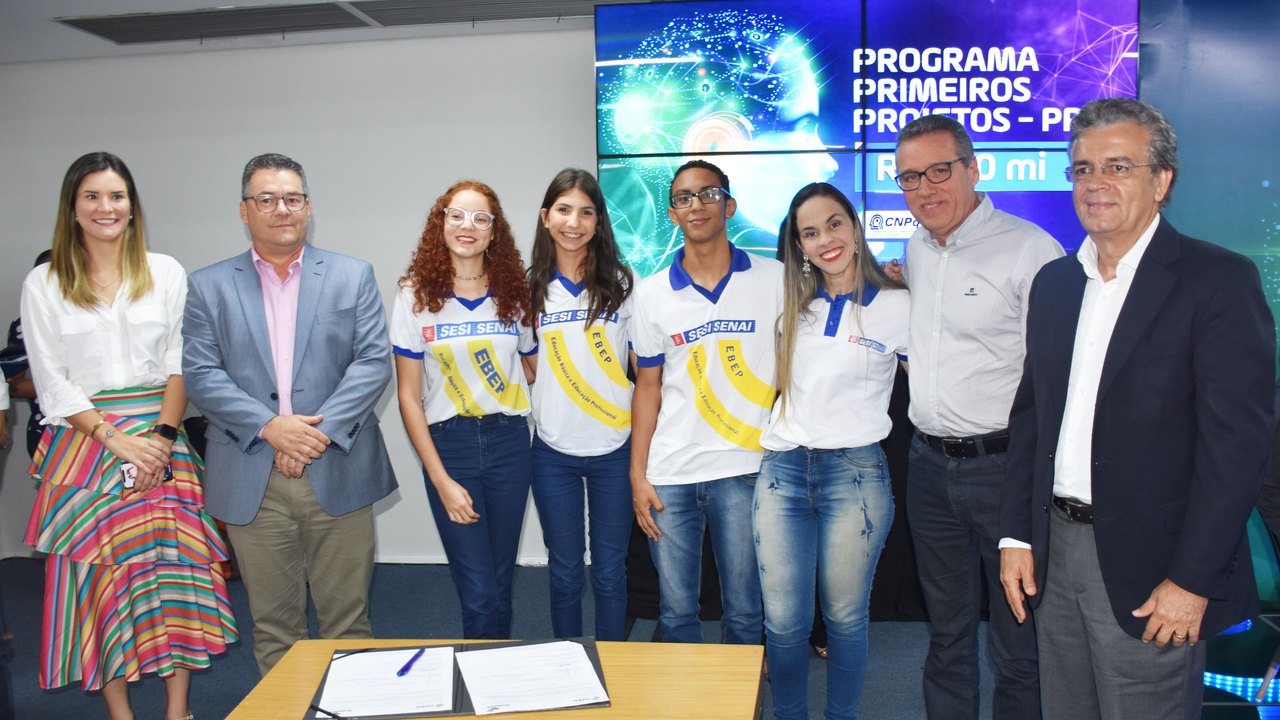 Entrega de bolsas a alunos da Rede Sesi/Senai é oficializada
