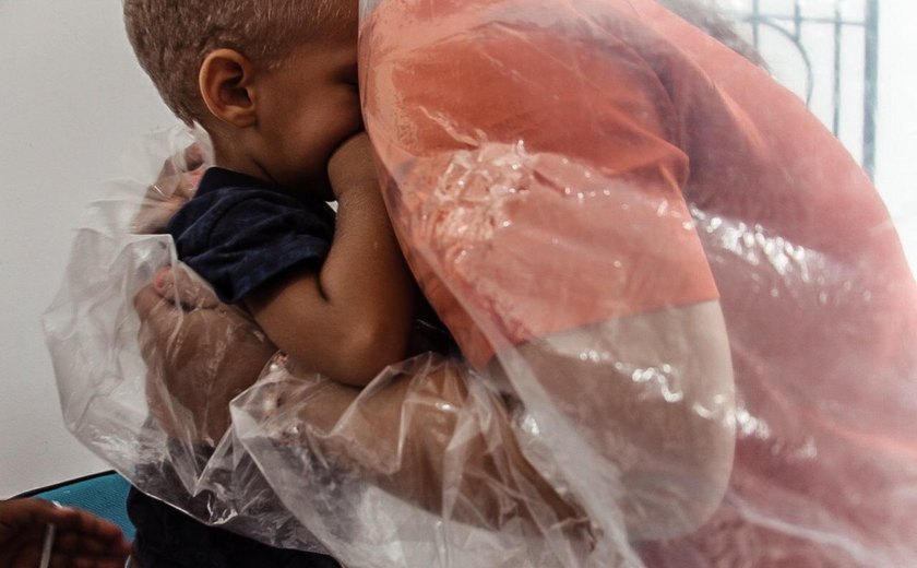 Cortina do Abraço permite que socioeducandas abracem filhos durante a pandemia