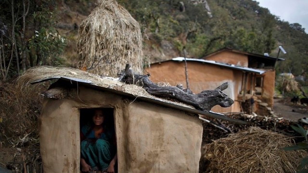 Adolescente morre após ser picada por cobra em 'cabana de menstruação' no Nepal