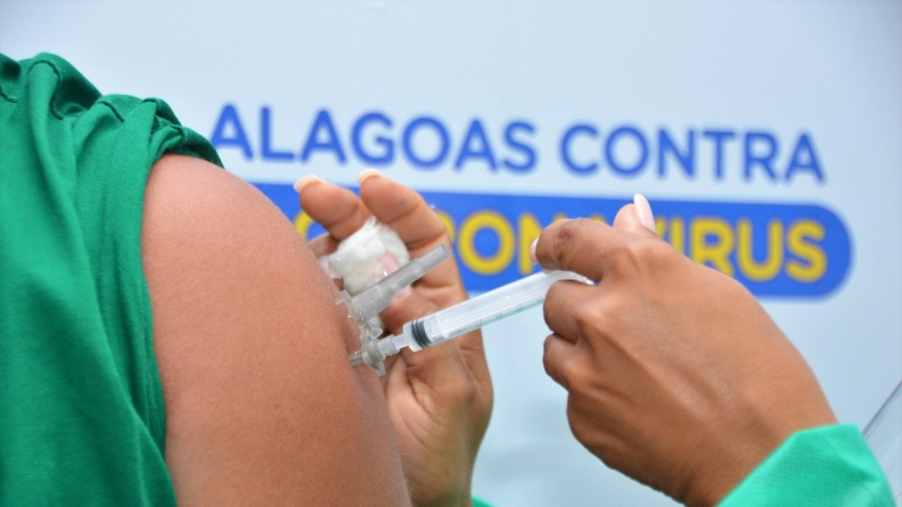 AL é o primeiro Estado do Brasil a concluir vacinação de grupos prioritários contra a Covid-19