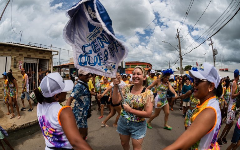 Thais Canuto festeja carnaval com milhares de foliões no Bloco Gente Que Faz pelas ruas do Pilar