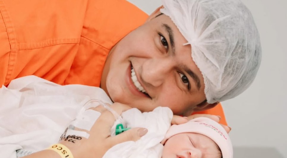 O prefeito de Rio Largo divulgou o nascimento de sua segunda filha através das redes sociais. Foto: Reprodução/Redes Sociais.