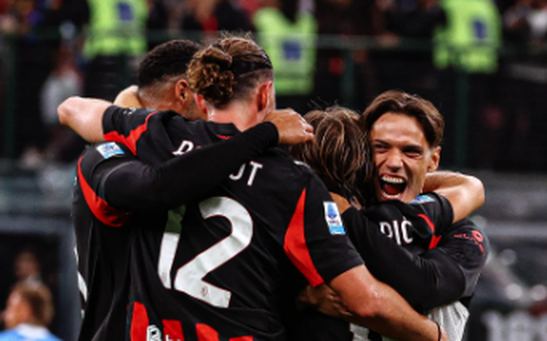 Milan suporta pressão, vence o Napoli por 2 a 1 e substitui rival na liderança do Italiano