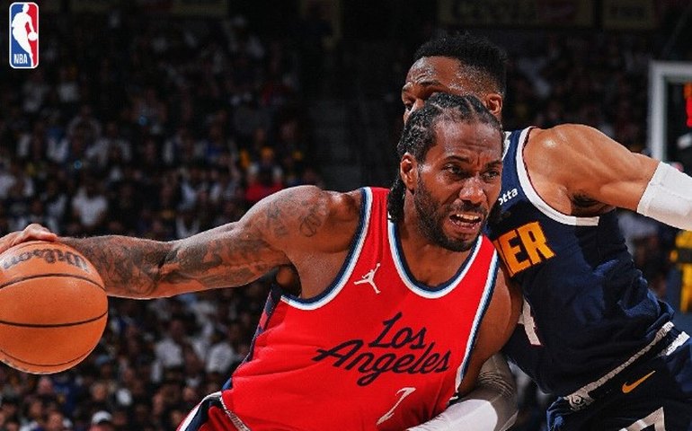 Clippers e Pistons vencem fora de casa e empatam séries nos playoffs da NBA