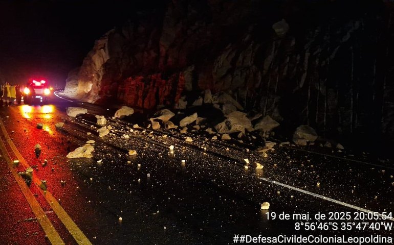 Deslizamento de pedras interdita trecho da BR-416, entre Ibateguara e Colônia Leopoldina