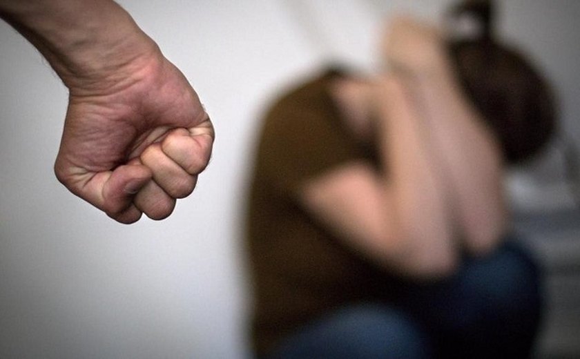 Homem é preso por descumprir medida protetiva e ameaçar mãe em Maceió