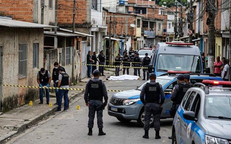Mulher morre baleada em tiroteio entre PM e suspeitos em São Gonçalo