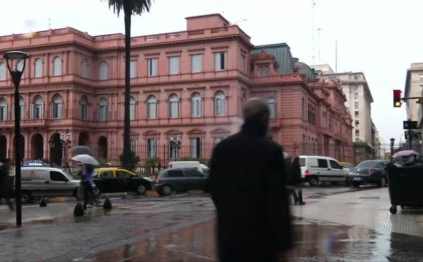 Em meio a crise econômica, argentinos escolhem presidente no domingo